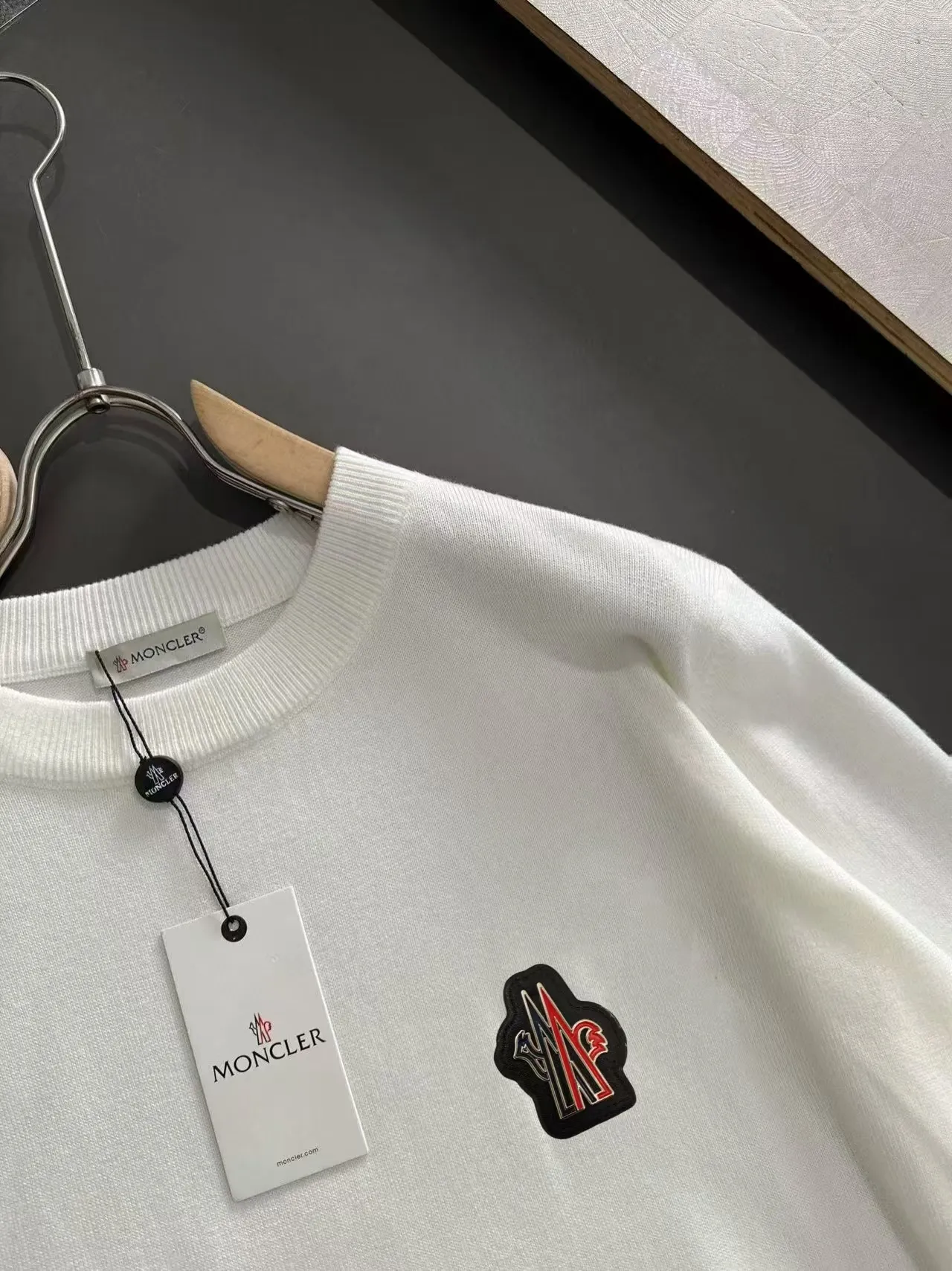 P110，〖 𝐌𝐎𝐍𝐂𝐋𝐄𝐑~ 〗💥 New Arrival ～ Classic 。 ， ， ， ， ， 。 ， Versatile Hot Sale✨✨ ！ ！ ：Black White Size：M L XL XXL 3XL( 200 )
